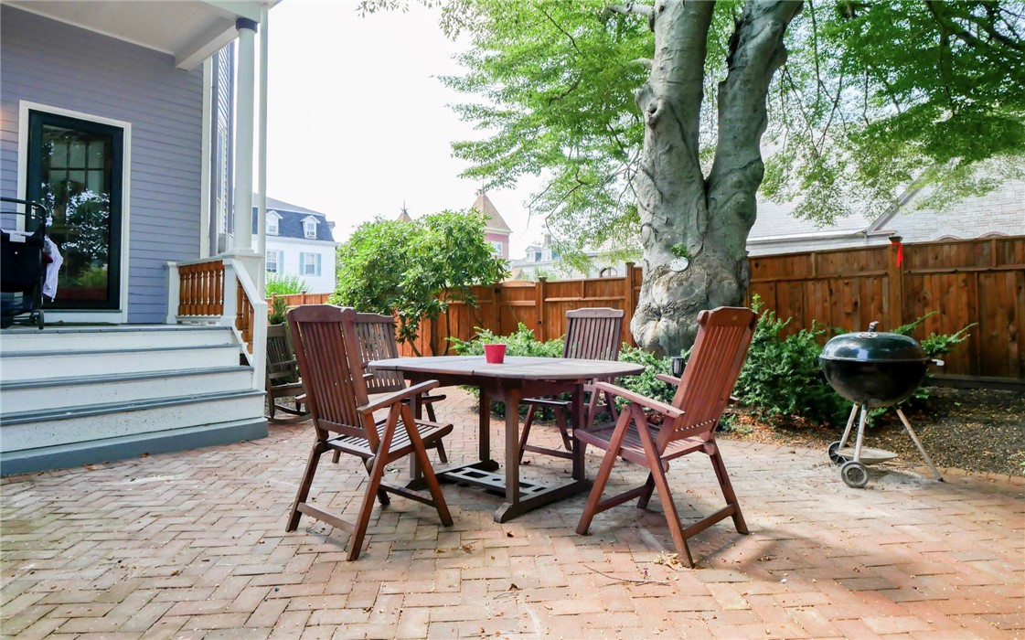 18 Rhode Island Avenue Newport, RI 02840 - Photo 8 of 50