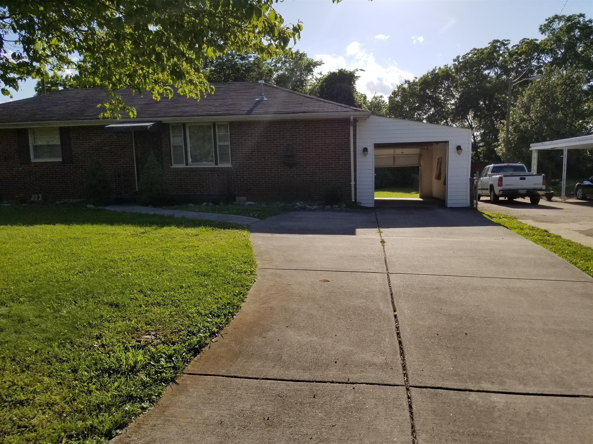 3114 Hillside Road Nashville, TN 37207 - Photo 2 of 14 Driveway Leading to Garage