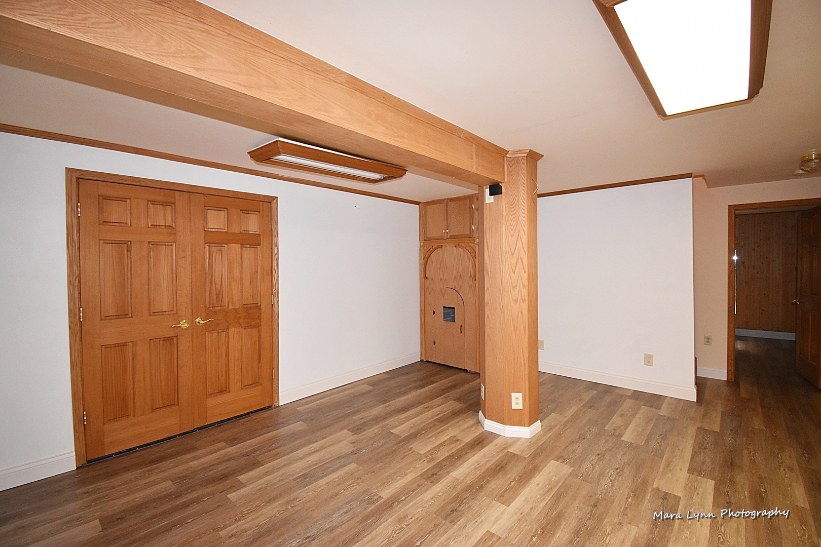 548 Lewis Road Geneva, IL 60134 - Photo 40 of 47 an empty room with wooden floor and windows