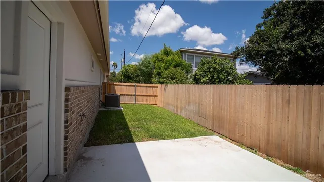 a view of a backyard