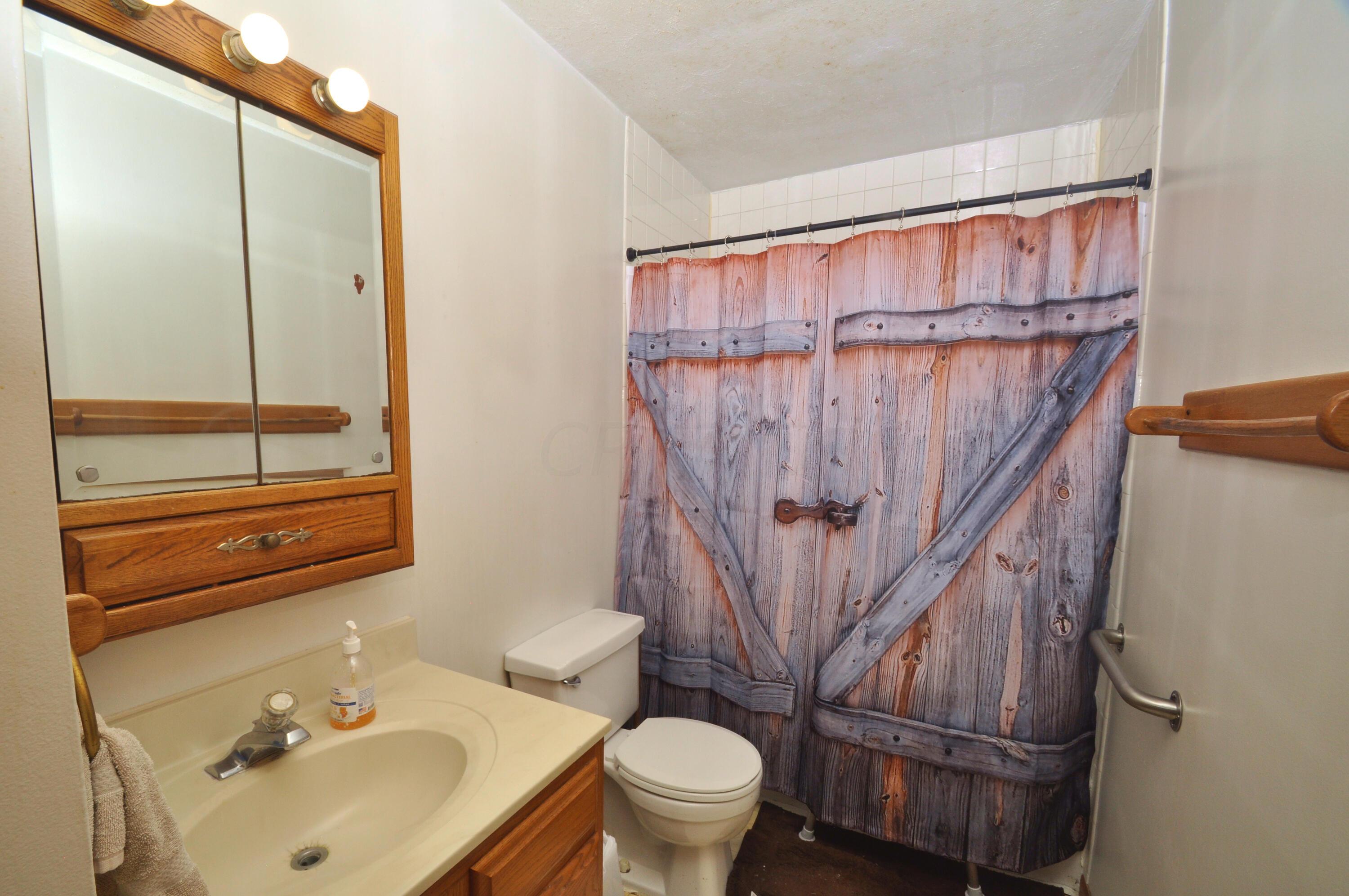 731 Elaine Road Columbus, OH 43213 - Photo 15 of 18 Hall Bath
