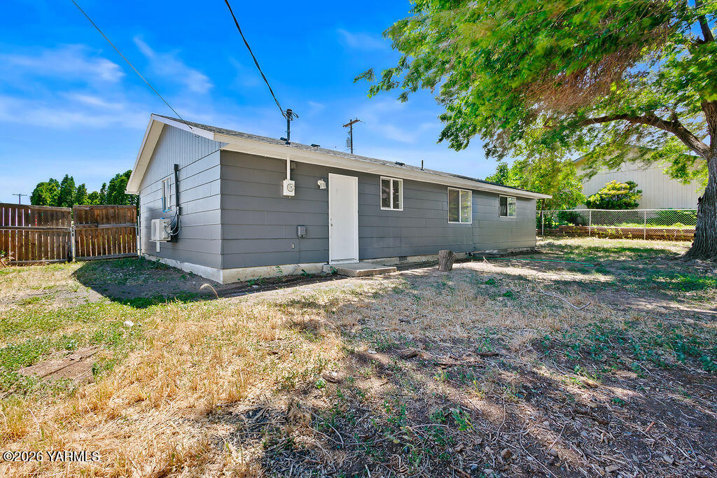 502 South Friedline Road Yakima, WA 98908 - Photo 2 of 14 Back yard