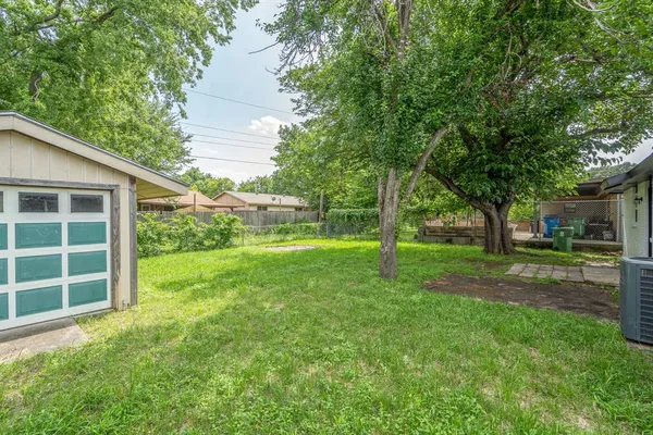 $1,950 | 930 Briarwood Drive, Lewisville, TX 75067