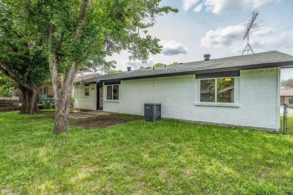 $1,950 | 930 Briarwood Drive, Lewisville, TX 75067