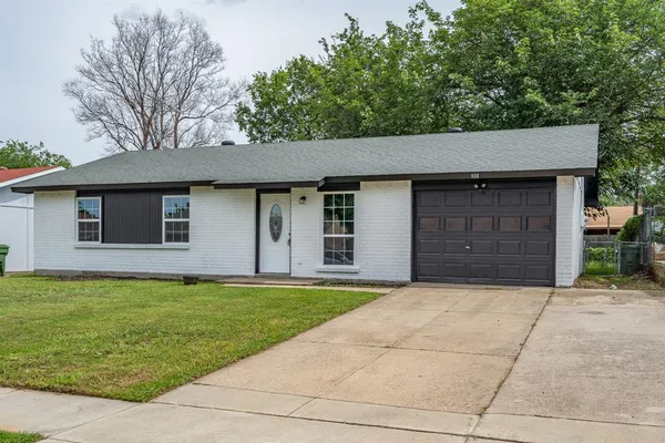 $1,950 | 930 Briarwood Drive, Lewisville, TX 75067