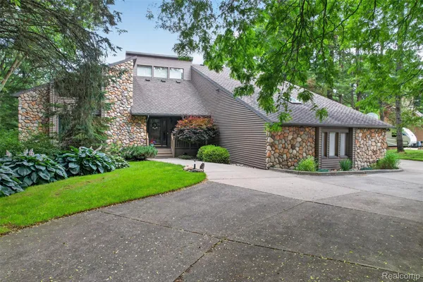 $629,000 | 7772 Athlone Drive, Brighton, MI 48116