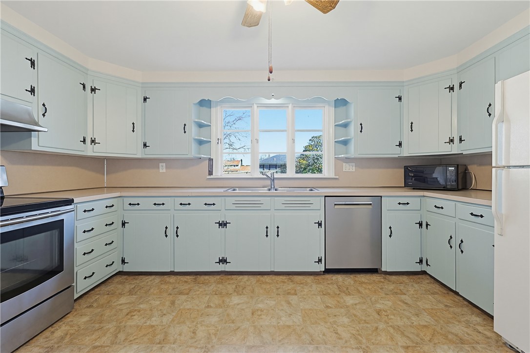 111 Beach Road Bristol, RI 02809 - Photo 4 of 17