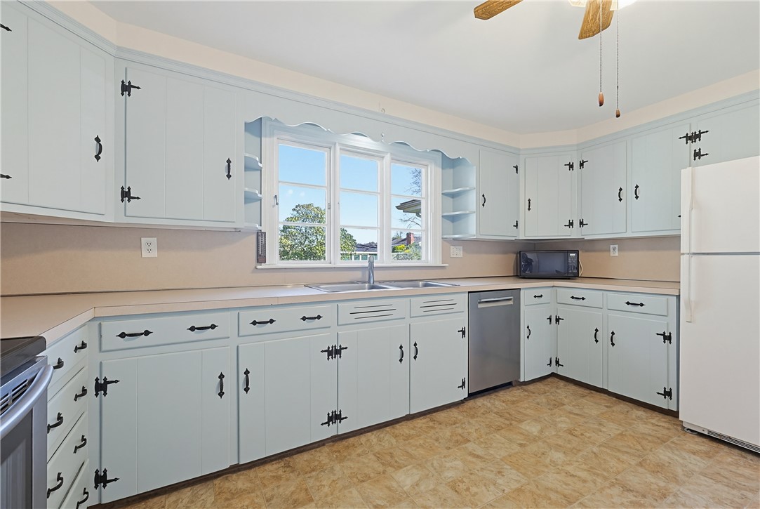 111 Beach Road Bristol, RI 02809 - Photo 7 of 17