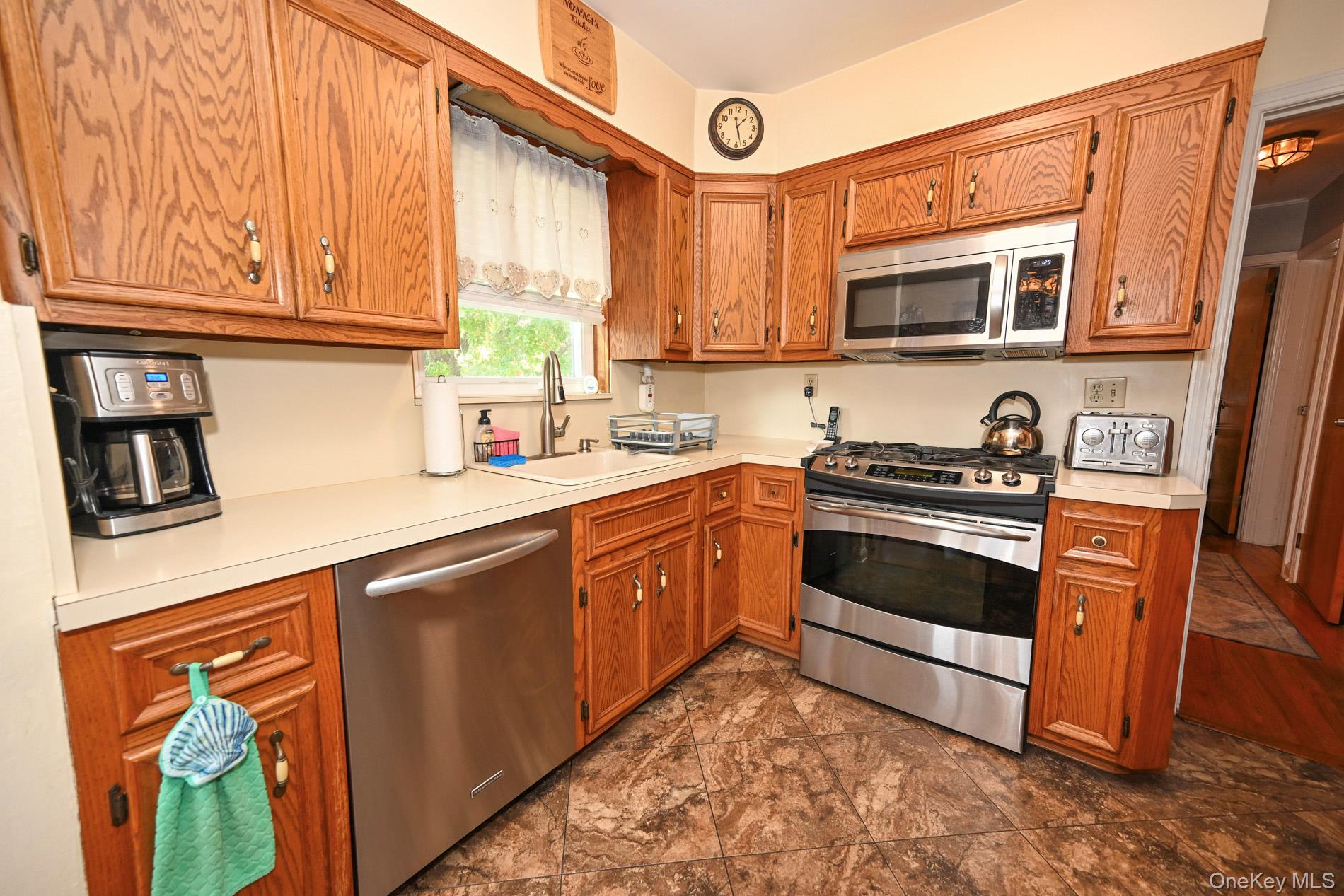 7601 58th Road Queens, NY 11379 - Photo 3 of 26 Gallery Image 3