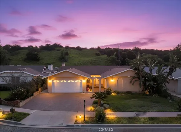 a view of a yard in front of the house