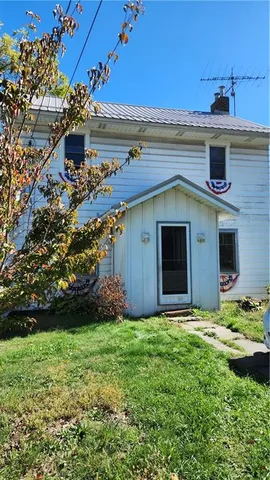 a view of a house with a yard and plants