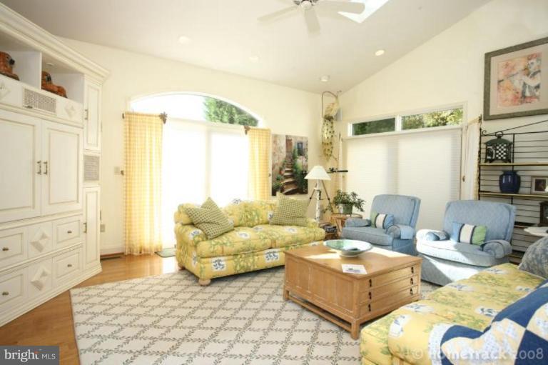 20 Roland Green Baltimore, MD 21210 - Photo 3 of 27 Sunroom