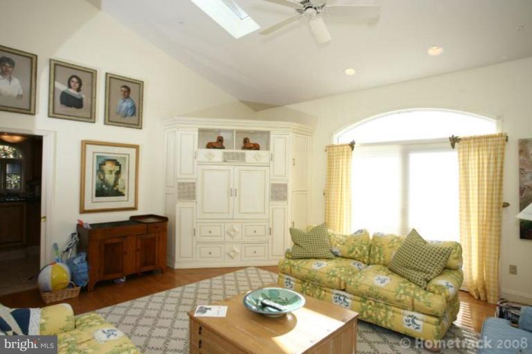 20 Roland Green Baltimore, MD 21210 - Photo 4 of 27 Sunroom from different angle