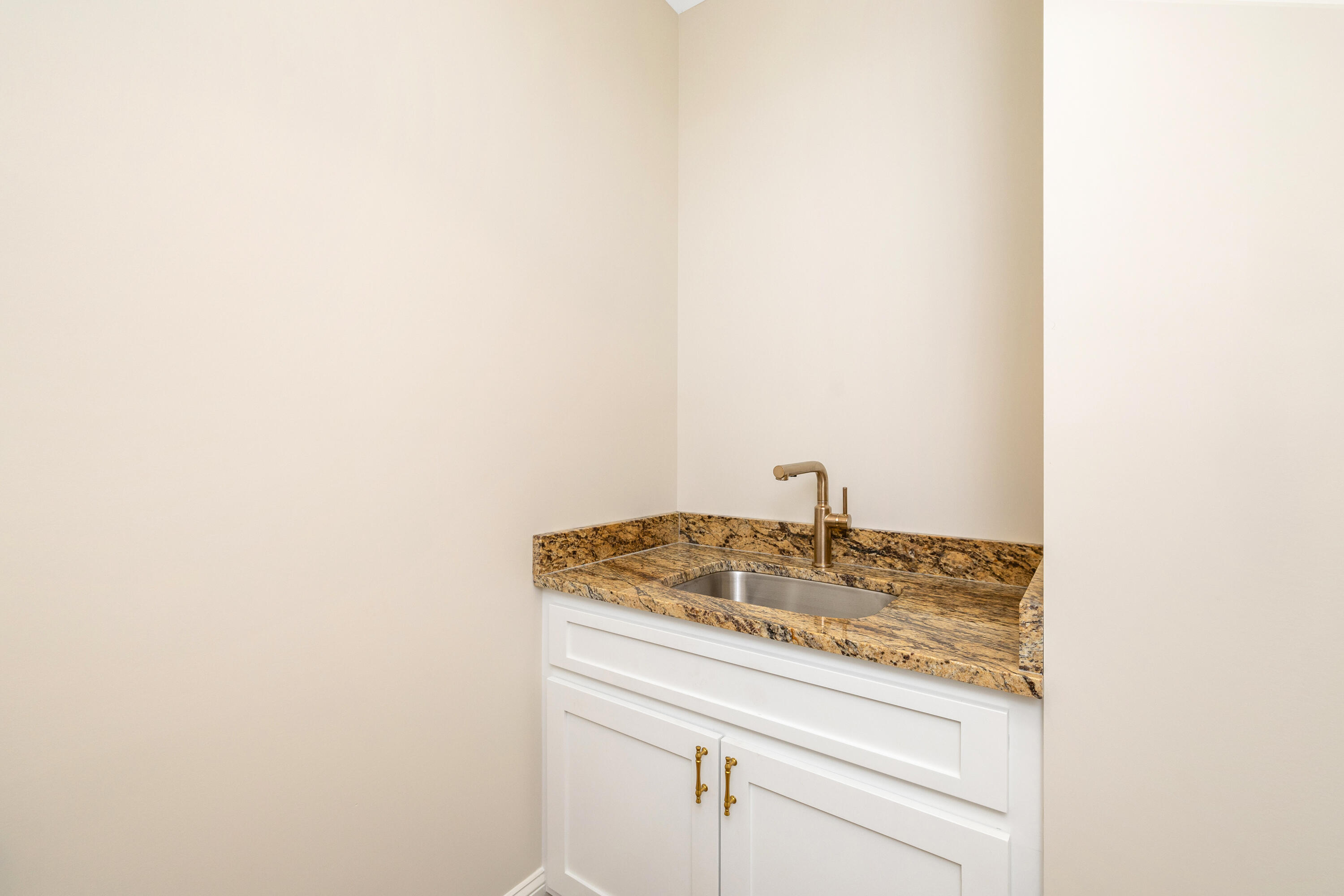 1327 McKenzie Road Manning, SC 29102 - Photo 16 of 32 Utility Room