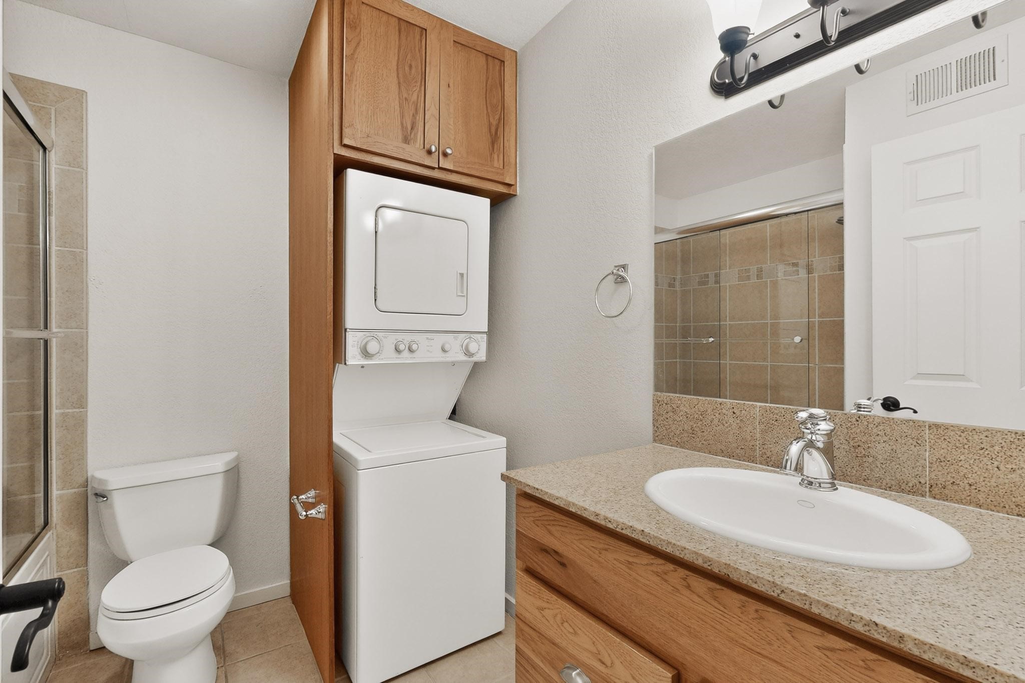601 West San Mateo Road, Unit 27 Santa Fe, NM 87505 - Photo 11 of 27 Hall Bath/Laundry Room