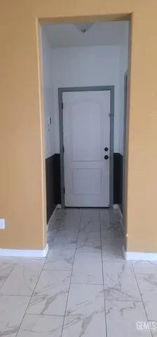 a view of entryway with a white cabinet