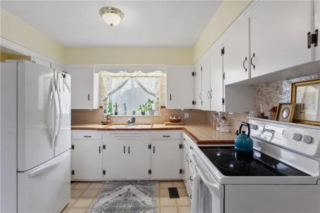 $179,900 | 6811 Blue Parkway, Kansas City, MO 64129