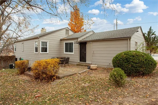 $179,900 | 6811 Blue Parkway, Kansas City, MO 64129