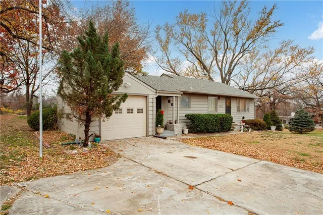 $179,900 | 6811 Blue Parkway, Kansas City, MO 64129