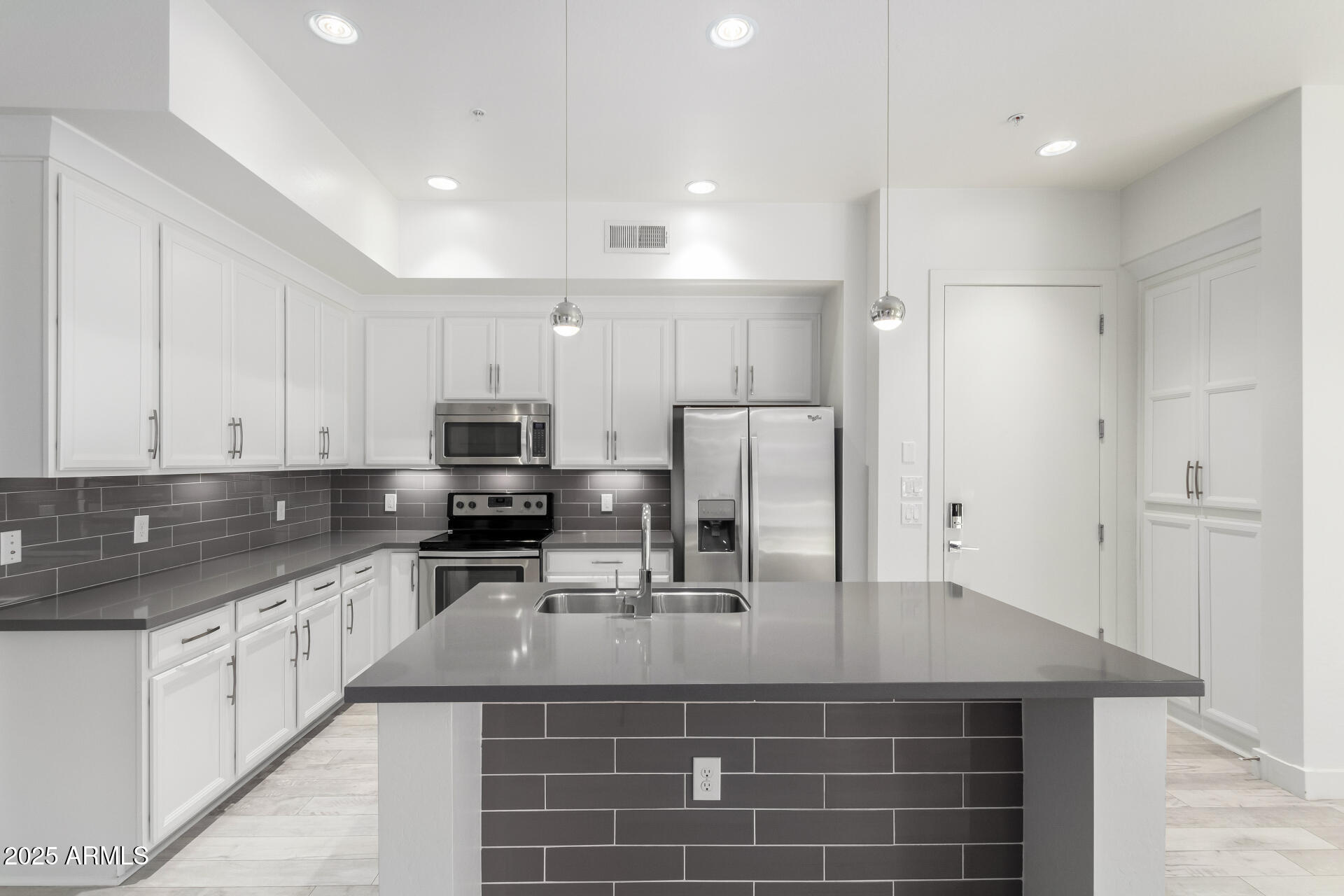 6565 East Thomas Road, Unit 1013 Scottsdale, AZ 85251 - Photo 6 of 26 6- Thomas