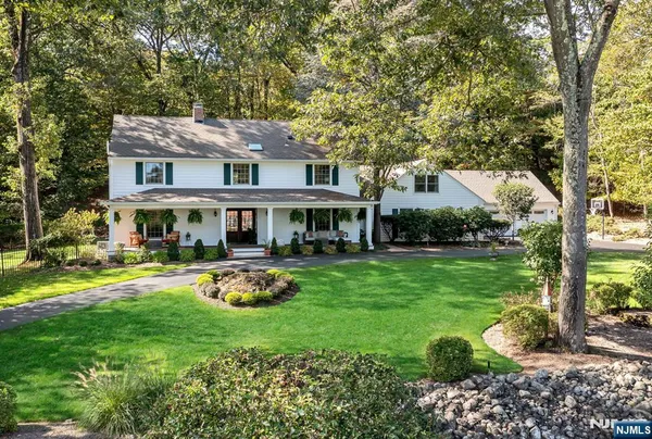 $1,729,000 | 220 Ottowa Lane, Franklin Lakes, NJ 07417