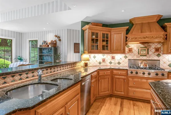 $1,729,000 | 220 Ottowa Lane, Franklin Lakes, NJ 07417