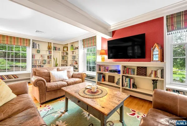 $1,729,000 | 220 Ottowa Lane, Franklin Lakes, NJ 07417