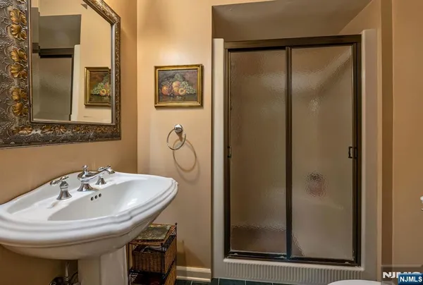 $1,729,000 | 220 Ottowa Lane, Franklin Lakes, NJ 07417