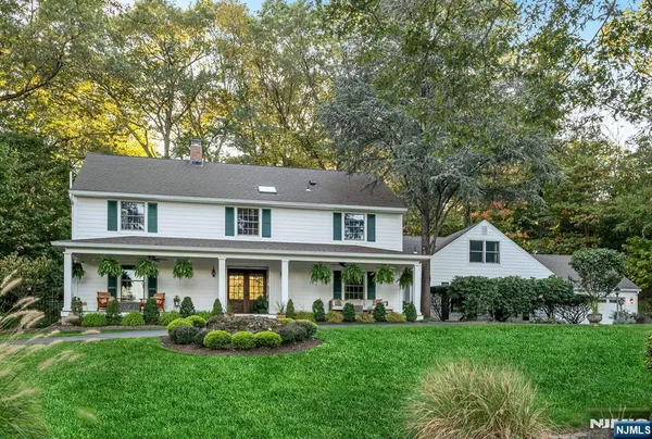 $1,729,000 | 220 Ottowa Lane, Franklin Lakes, NJ 07417