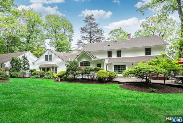 $1,729,000 | 220 Ottowa Lane, Franklin Lakes, NJ 07417