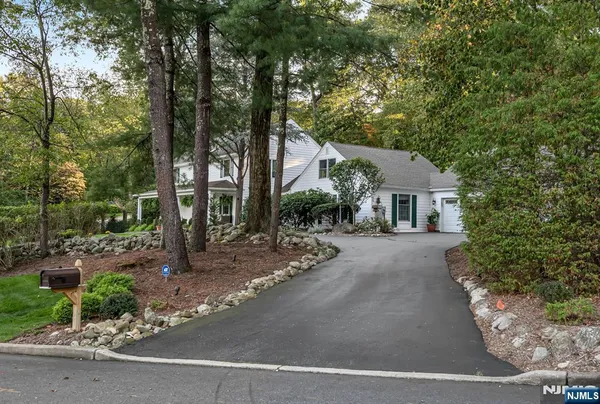 $1,729,000 | 220 Ottowa Lane, Franklin Lakes, NJ 07417
