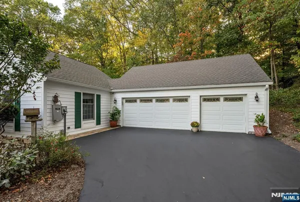 $1,729,000 | 220 Ottowa Lane, Franklin Lakes, NJ 07417