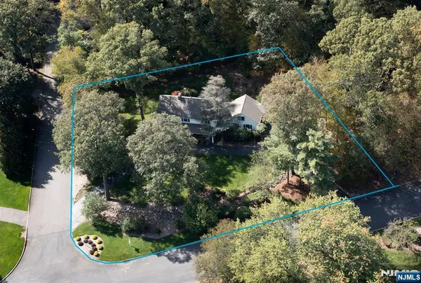 $1,729,000 | 220 Ottowa Lane, Franklin Lakes, NJ 07417