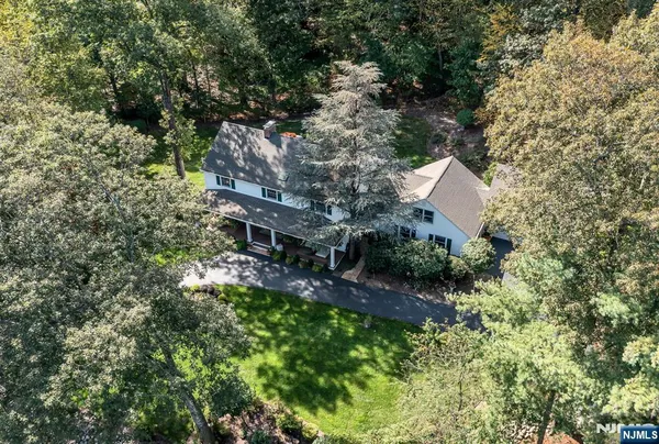 $1,729,000 | 220 Ottowa Lane, Franklin Lakes, NJ 07417