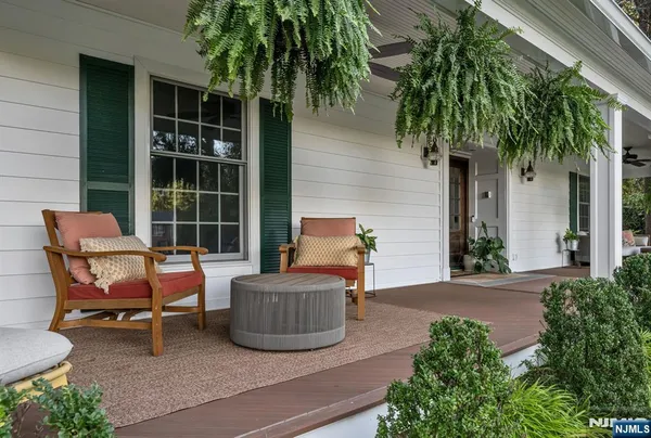 $1,729,000 | 220 Ottowa Lane, Franklin Lakes, NJ 07417