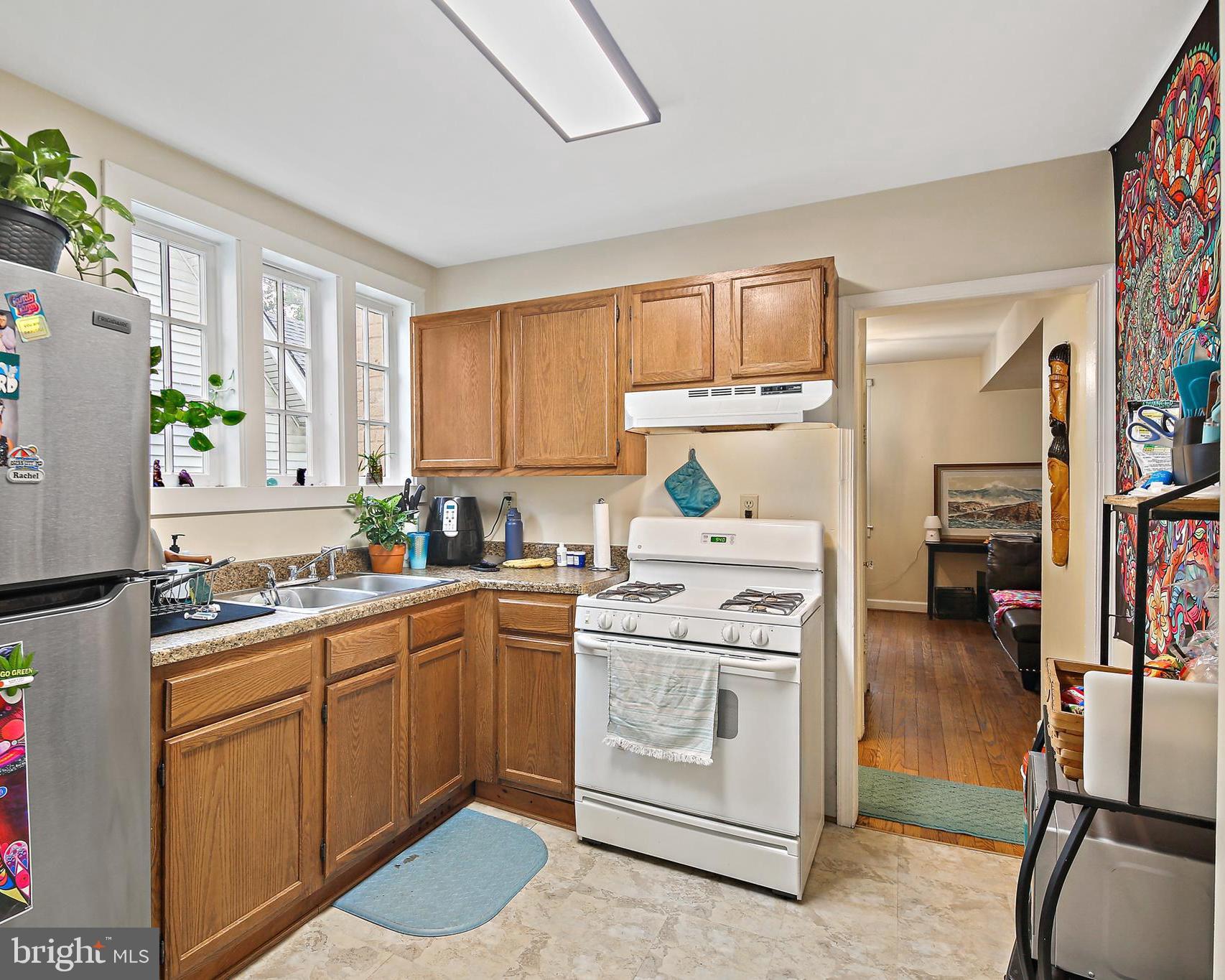 1250 Greystone Road Halethorpe, MD 21227 - Photo 4 of 39 Main Level Apt Kitchen w/Gas cooking