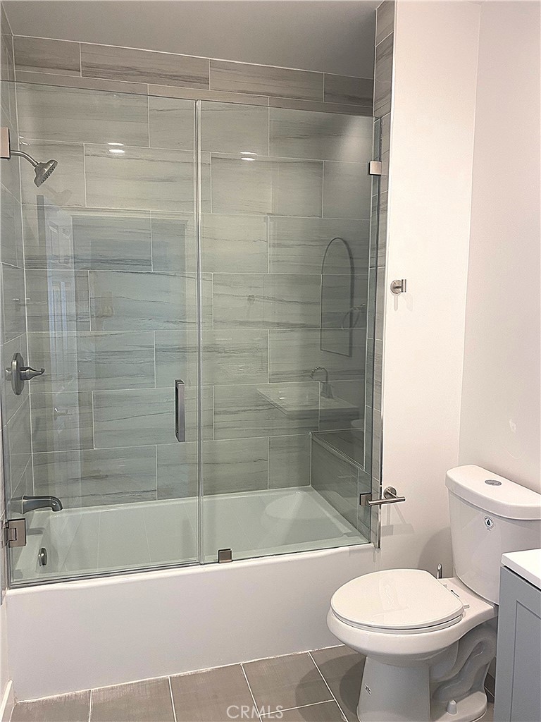 955 Brossard Drive Thousand Oaks, CA 91360 - Photo 11 of 19 a bathroom with a bathtub and a toilet