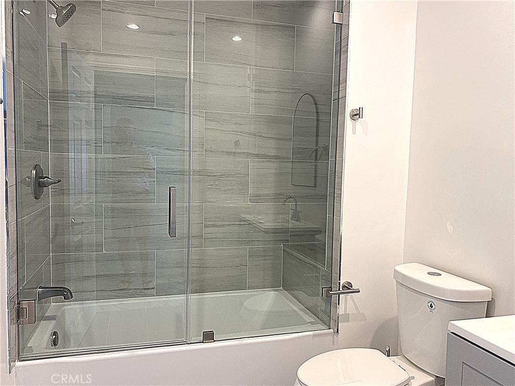 955 Brossard Drive Thousand Oaks, CA 91360 - Photo 12 of 19 a bath tub sitting next to a toilet