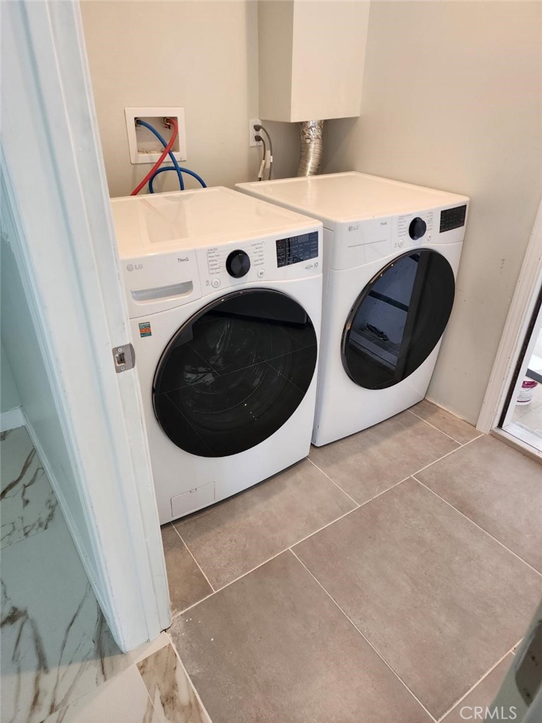 955 Brossard Drive Thousand Oaks, CA 91360 - Photo 13 of 19 a utility room with dryer and washer
