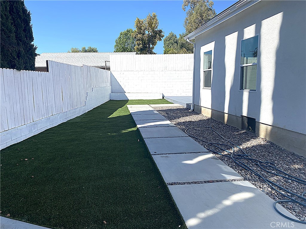 955 Brossard Drive Thousand Oaks, CA 91360 - Photo 16 of 19 a view of a backyard