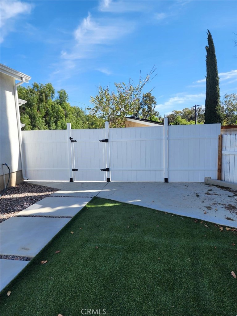 955 Brossard Drive Thousand Oaks, CA 91360 - Photo 18 of 19 a view of a backyard