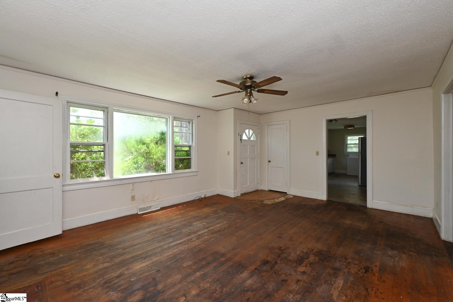 907 East Lee Road Taylors, SC 29687 - Photo 4 of 23 Gallery Image 4