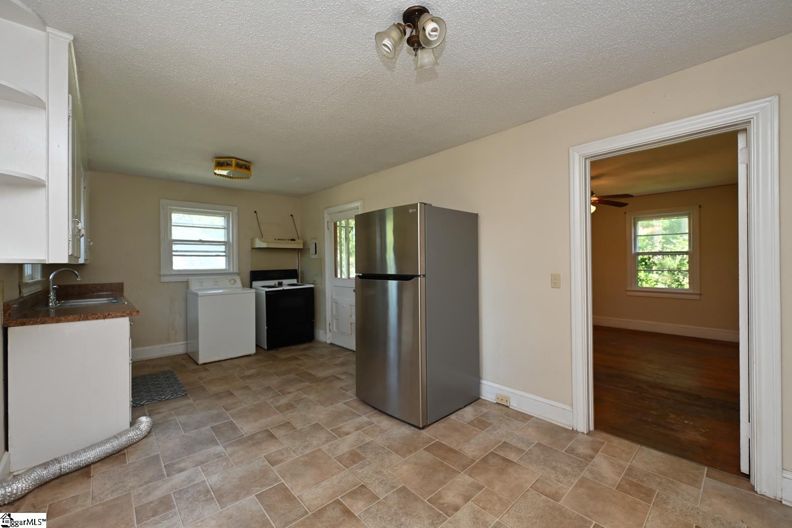 907 East Lee Road Taylors, SC 29687 - Photo 10 of 23 Gallery Image 10