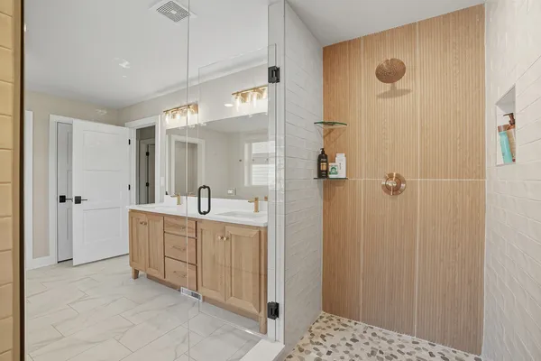 a close view of sink and tap