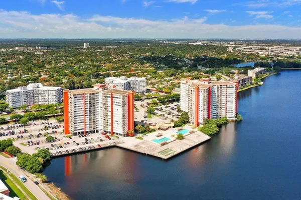 $2,250 | 1351 Northeast Miami Gardens Drive, Unit 712E, Miami, FL 33179