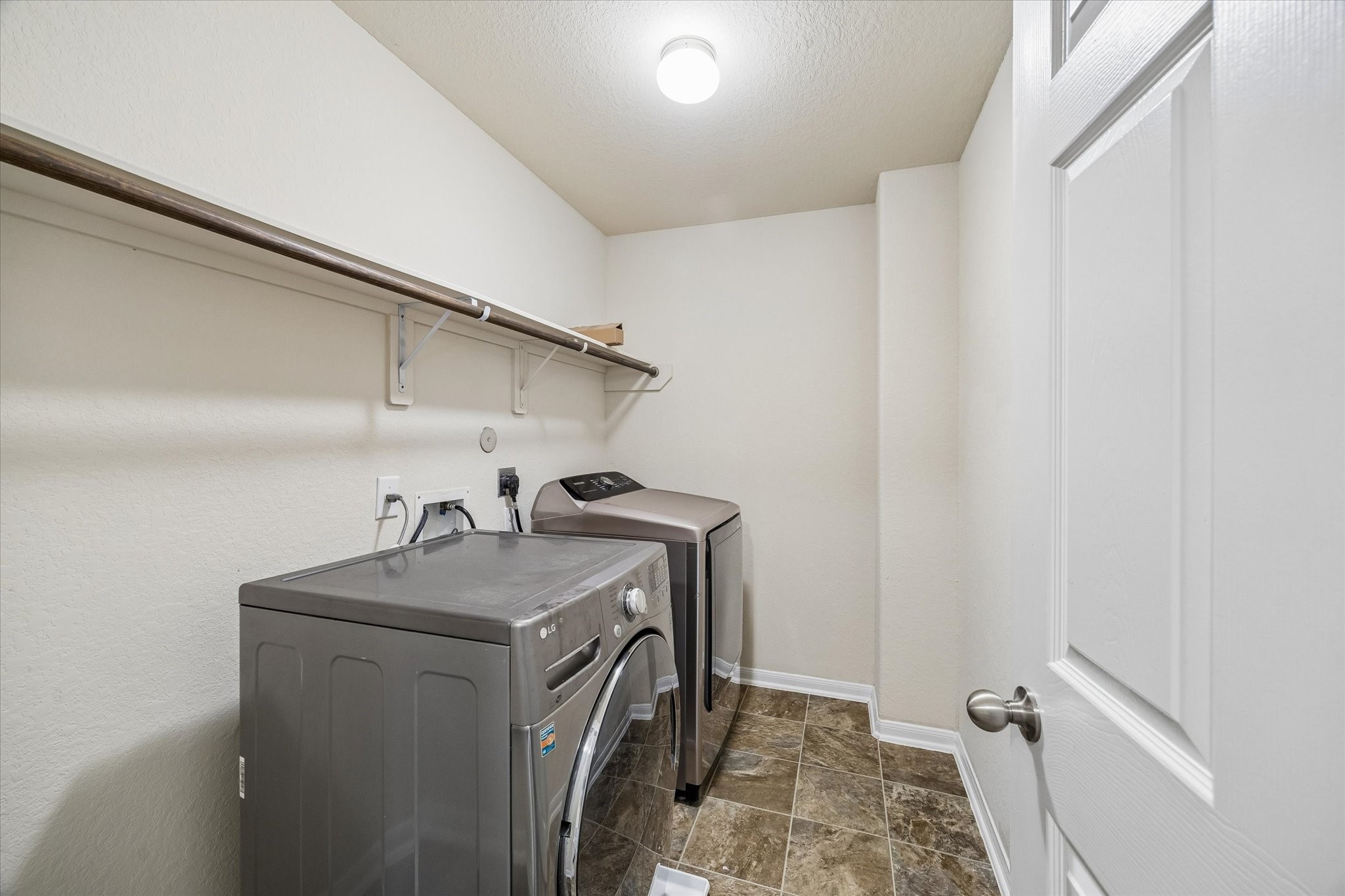 15642 South Fall Fern Circle Houston, TX 77044 - Photo 31 of 32 a utility room with dryer and washer