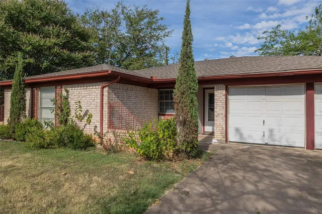 a view of a house with a yard and plants