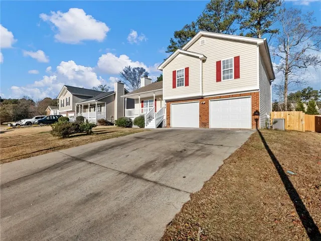a view of residential houses with city street