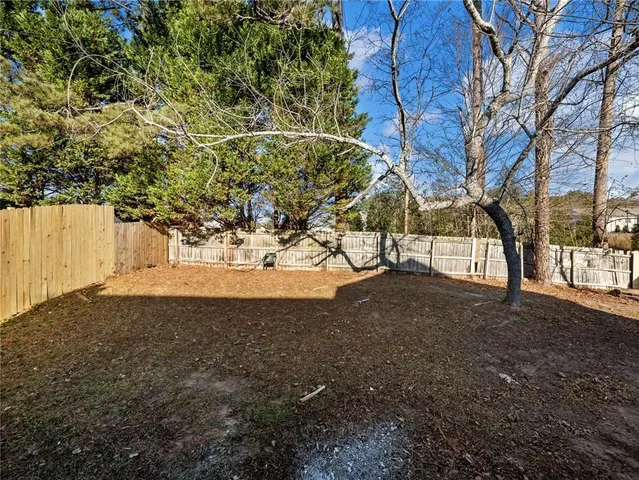 a view of yard with green space