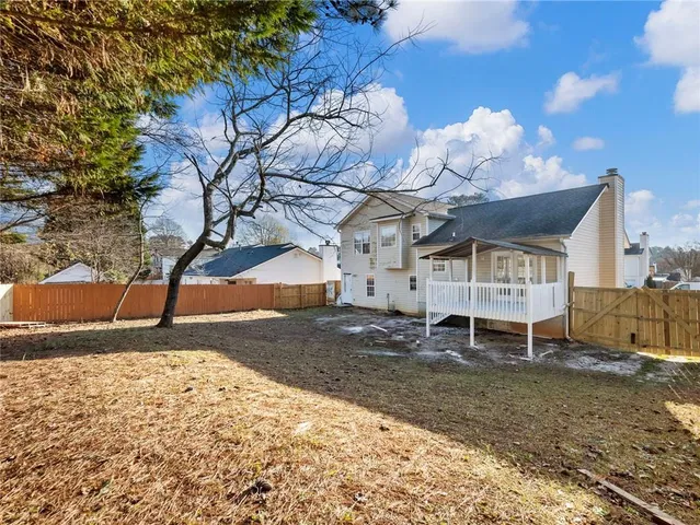 a view of a house with a yard